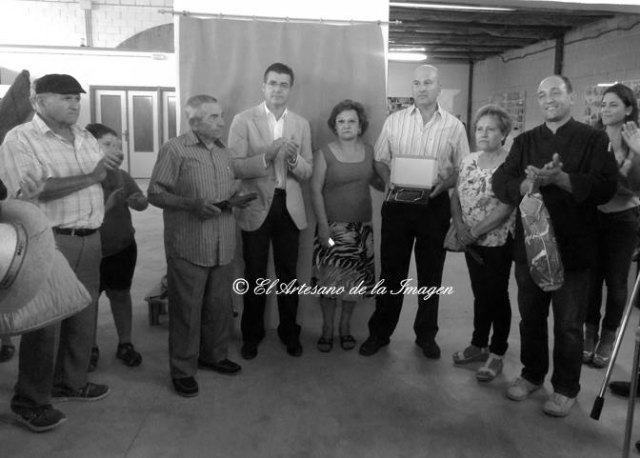 Campesino del Año a D. Alfonso Martínez Celdrán arias “Poche”, D. Luciano Martínez Ros, el Alcalde de Torre Pacheco D. Daniel García Madrid, familiares del homenajeado a titulo póstumo D. Antonio Martínez Castillo, el Presidente de la A.VV. de Roldán D. Antonio José Martínez Saura y detrás la Concejala de Educación, Cultura y Deportes Doña Araceli Martínez Roca, Foto 3