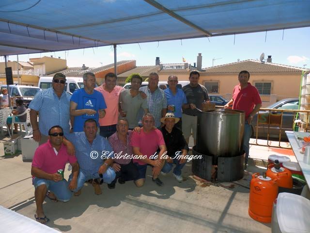 La Asociación Cultural Gastronómica de Roldán en la parte superior y de Izq a dcha. José (Vocal), José Enrique (Vocal), Eusebio (Vocal), Juan (Vocal), Antonio (Tesorero), Bartolo (Vocal), Antonio (Vocal), Francisco (Letrado), Aquilino (Colaborador), Francisco (Vocal), Vicente (Presidente), Antonio (Vocal) y El Cocinero de Honor Antonio José, Foto 5