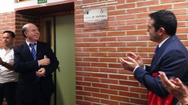 El IES Ramón y Cajal de Murcia rinde homenaje al expresidente Adolfo Suárez - 1, Foto 1