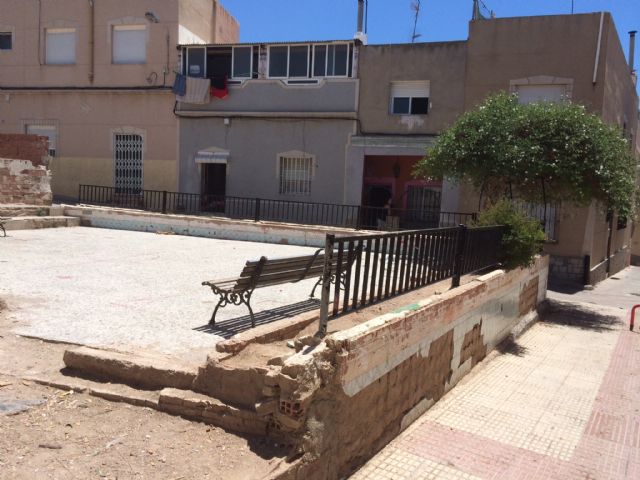IU-verdes denuncia el lamentable estado de abandono de una plaza pública en Santa Lucía - 1, Foto 1