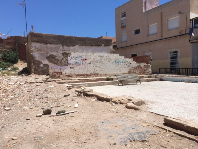 IU-verdes denuncia el lamentable estado de abandono de una plaza pública en Santa Lucía - 2, Foto 2
