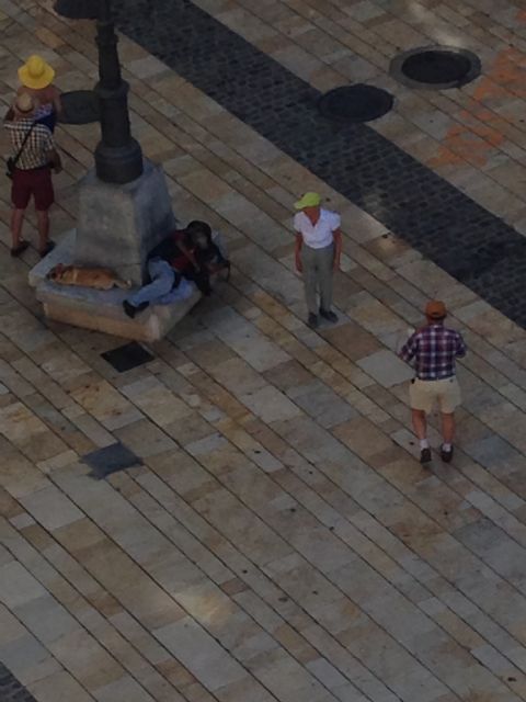 MC descubre a turistas haciéndose fotos con un indigente dormido en la plaza del Ayuntamiento - 1, Foto 1