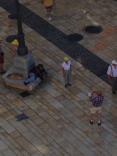 MC descubre a turistas haciéndose fotos con un indigente dormido en la plaza del Ayuntamiento - 2, Foto 2