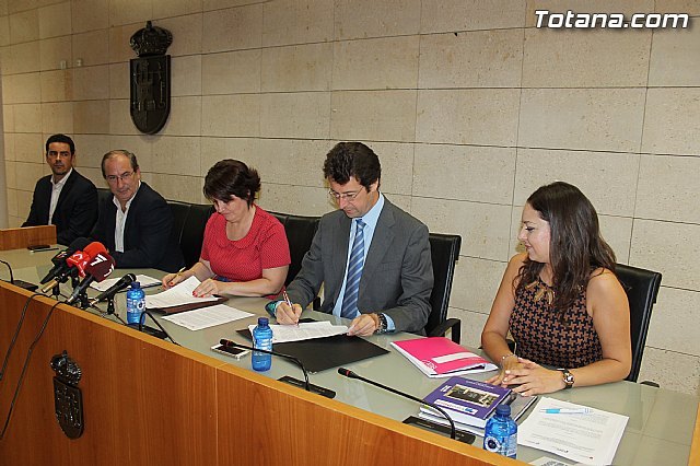 The Mayor of Totana and the Minister of Industry, Tourism, Business and Innovation signed the agreement "enterprising municipality" to encourage and facilitate the birth and consolidation of business activities, Foto 1