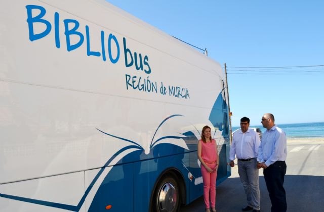 Cultura lleva la biblioteca a las playas de la Región para fomentar la lectura en época estival - 1, Foto 1