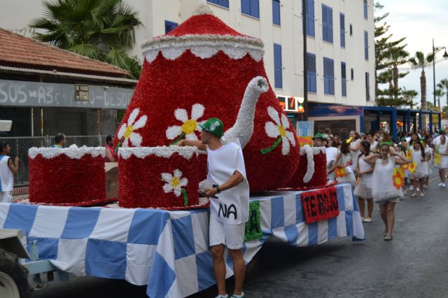 El desfile de carrozas pone fin a las fiestas en honor a San Pedro Apóstol - 1, Foto 1