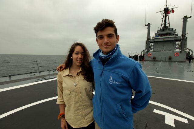 De izquierda a derecha, María Dolores Tórtola y Antonio Marín, en la cubierta del Buque Eten de la Armada peruana., Foto 1
