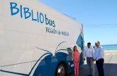 Cultura lleva la biblioteca a las playas de la Regin para fomentar la lectura en poca estival