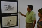 El pintor Marcelino Menéndez recrea escenas de la historia pinatarense en la exposición Blanco y Negro