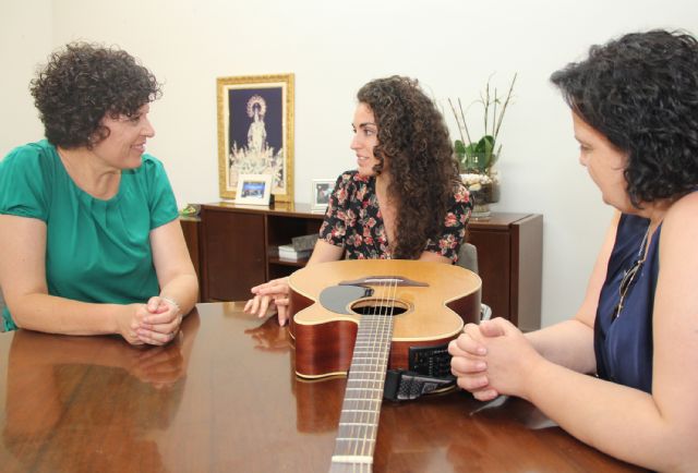 La Alcaldesa recibe a la cantautora lumbrerense Amarela que actuará en Puerto Lumbreras el próximo viernes - 1, Foto 1