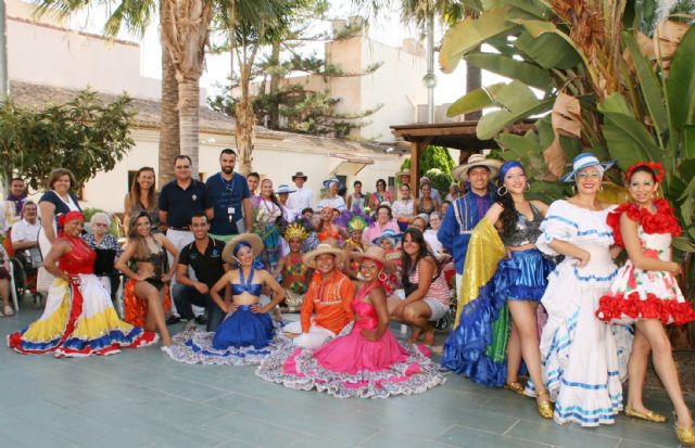 Las residencias de mayores de Águilas reciben la visita de grupos participantes en el Festival Internacional de Folklore Ciudad de Lorca - 2, Foto 2