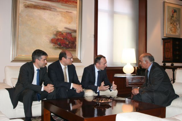 El presidente de la Comunidad recibe al presidente de Seniors Club y a miembros de la directiva de esta asociación - 2, Foto 2