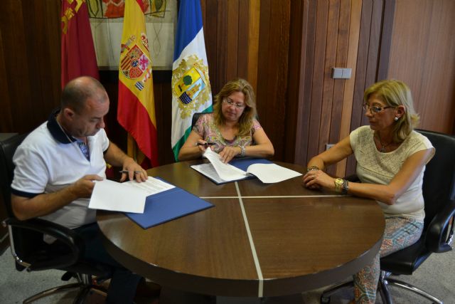 El Ayuntamiento y FAPA Pinatar firman un convenio para la puesta en marcha del banco de libros Municipal - 1, Foto 1