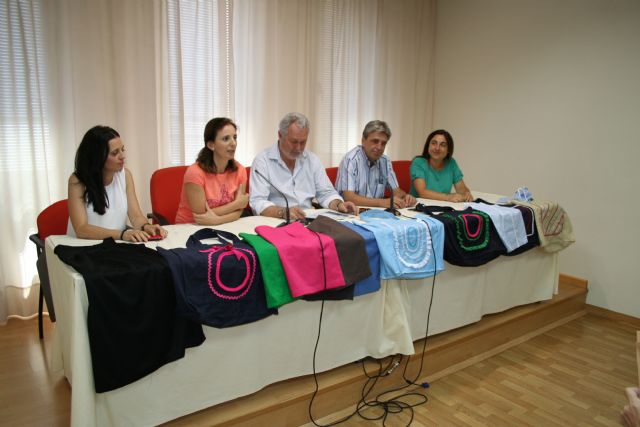 Las alumnas del taller de Costura recogen sus diplomas de manos del alcalde y del director general del IMAS - 1, Foto 1