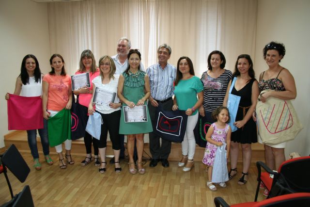 Las alumnas del taller de Costura recogen sus diplomas de manos del alcalde y del director general del IMAS - 2, Foto 2