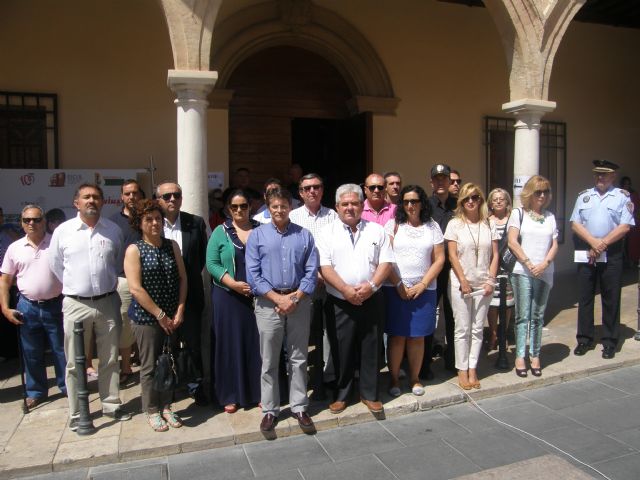 El Ayuntamiento de Lorca guarda un minuto de silencio en memoria de Miguel Ángel Blanco, edil de Ermua asesinado por ETA hace 17 años - 1, Foto 1