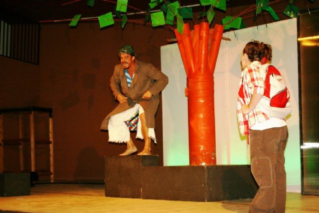 Begin the cultural activities of the festival program with a performance of "Fly bird man.", Foto 1
