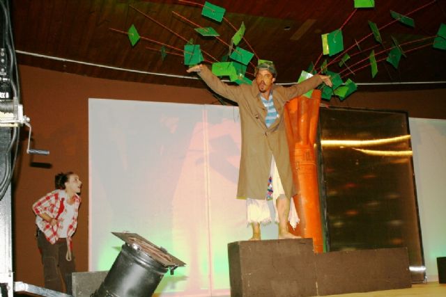 Comienzan las actividades culturales del programa de fiestas con la representación de Fly. el hombre pájaro, Foto 5
