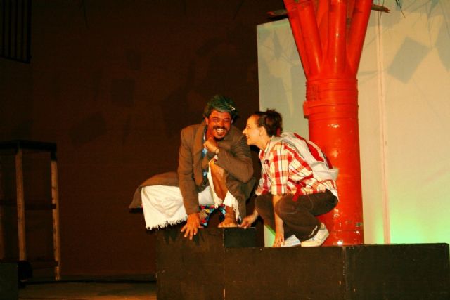 Comienzan las actividades culturales del programa de fiestas con la representación de Fly. el hombre pájaro, Foto 7