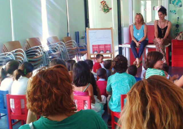 Educación fomenta la lectura entre los niños con la presentación de un libro infantil en la Biblioteca Regional - 1, Foto 1