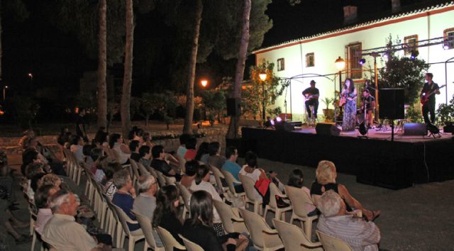 La cantautora lumbrerense Amarela actuó anoche en concierto en Puerto Lumbreras dentro de la programación Nogalte Cultural - 1, Foto 1