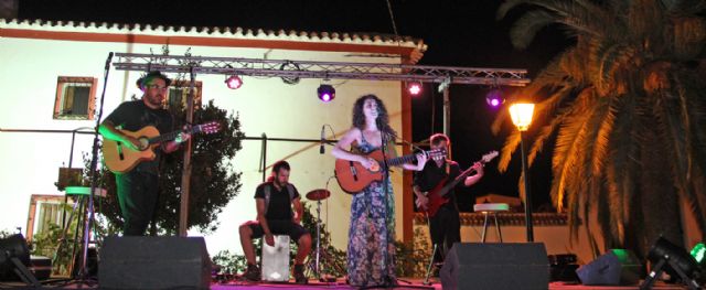 La cantautora lumbrerense Amarela actuó anoche en concierto en Puerto Lumbreras dentro de la programación Nogalte Cultural - 2, Foto 2