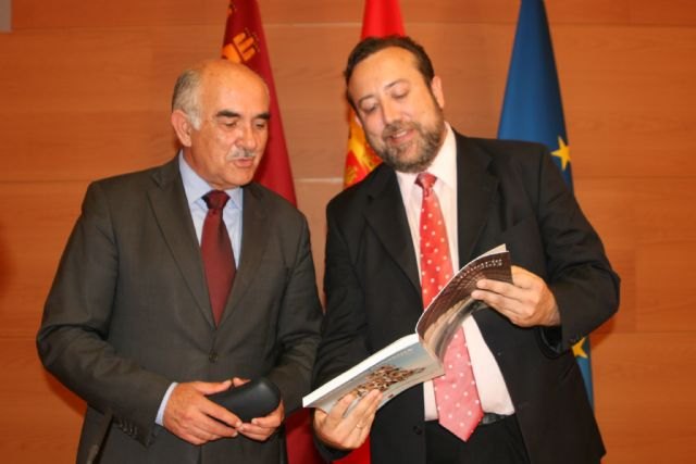 Garre resalta la visión serena y reflexiva que aporta el anuario de los periodistas sobre los acontecimientos regionales más importantes - 1, Foto 1