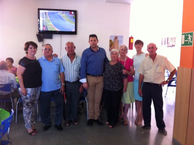 Autoridades municipales acompañan a los socios del Centro Municipal de Personas Mayores de El Paretón a la comida de final de temporada 2013/14, Foto 1