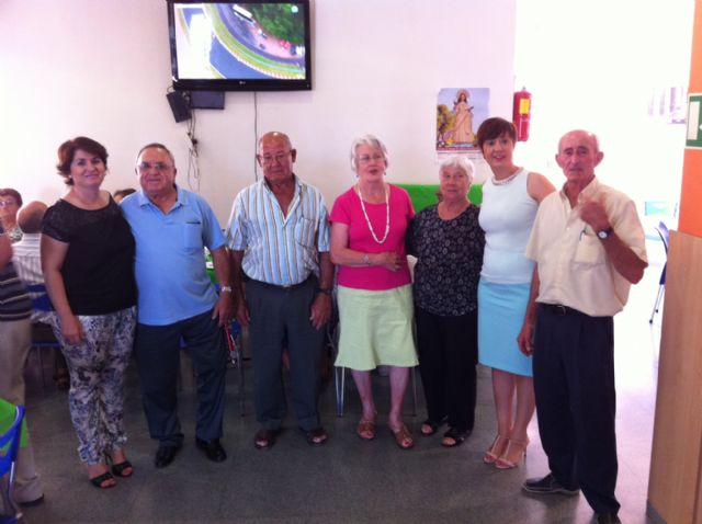 Autoridades municipales acompañan a los socios del Centro Municipal de Personas Mayores de El Paretón a la comida de final de temporada 2013/14, Foto 2