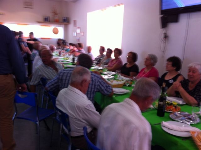 Autoridades municipales acompañan a los socios del Centro Municipal de Personas Mayores de El Paretón a la comida de final de temporada 2013/14, Foto 3
