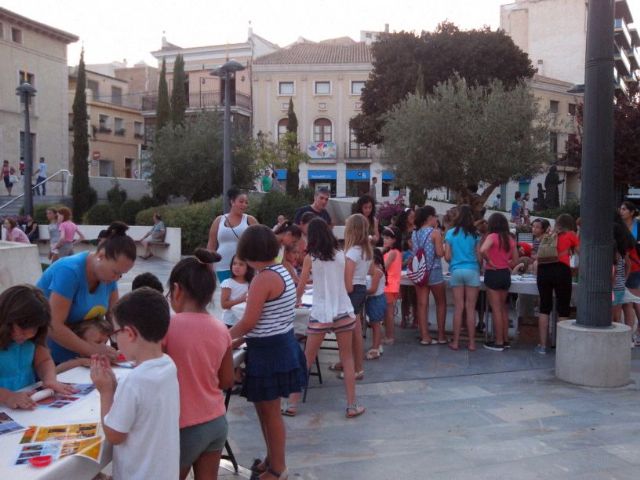 Numerosos niños y niñas se dan cita en la Plaza de la Balsa Vieja en la Tarde de juegos y magia, Foto 1