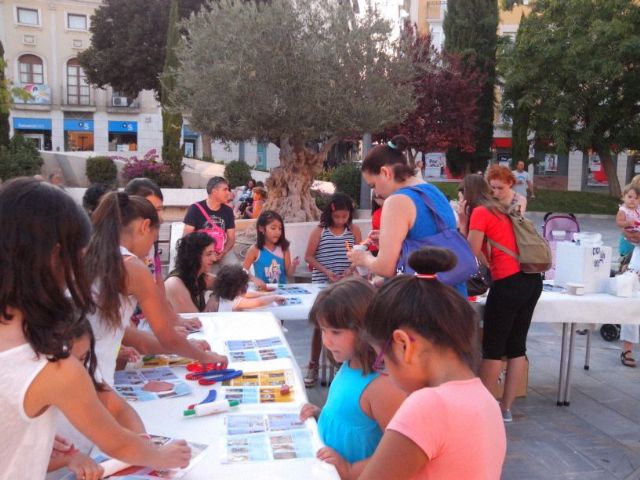 Numerosos niños y niñas se dan cita en la Plaza de la Balsa Vieja en la Tarde de juegos y magia, Foto 2