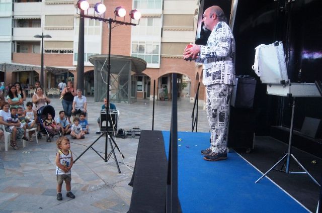 Numerosos niños y niñas se dan cita en la Plaza de la Balsa Vieja en la Tarde de juegos y magia, Foto 6
