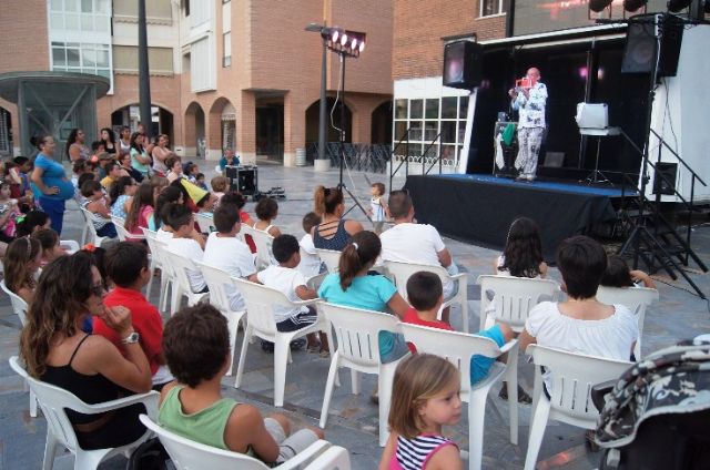 Numerosos niños y niñas se dan cita en la Plaza de la Balsa Vieja en la Tarde de juegos y magia, Foto 7
