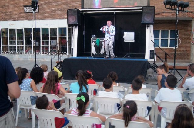 Numerosos niños y niñas se dan cita en la Plaza de la Balsa Vieja en la Tarde de juegos y magia, Foto 8