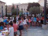 Numerosos niños y niñas se dan cita en la Plaza de la Balsa Vieja en la Tarde de juegos y magia