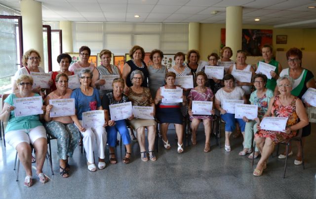 Las participantes del taller de manualidades para la Tercera Edad reciben sus diplomas - 1, Foto 1