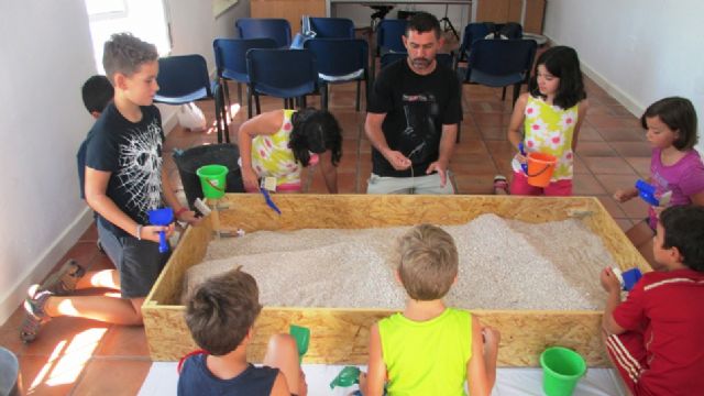 Numerosos niños aprenden la labor del arqueólogo en el taller infantil de arqueología dentro del programa Totana Verano´2014 - 1, Foto 1