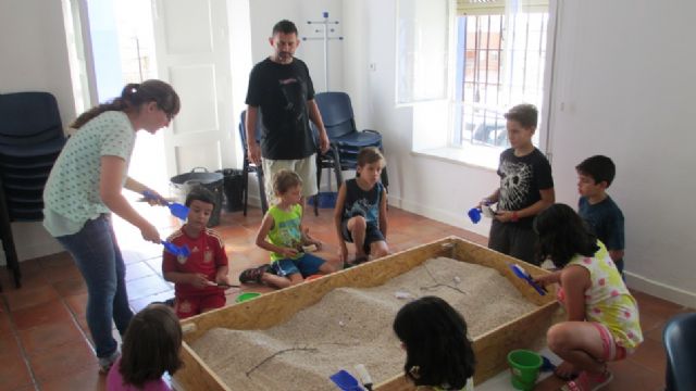Numerosos niños aprenden la labor del arqueólogo en el taller infantil de arqueología dentro del programa Totana Verano´2014, Foto 5