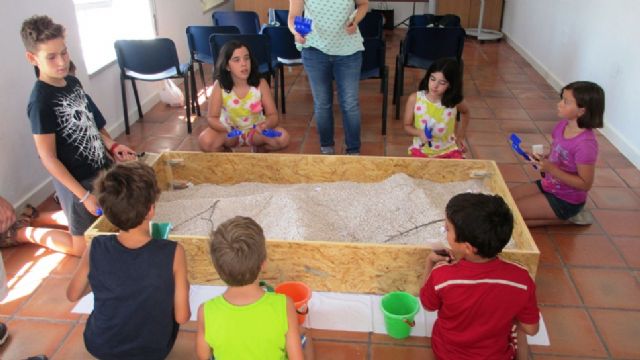 Numerosos niños aprenden la labor del arqueólogo en el taller infantil de arqueología dentro del programa Totana Verano´2014, Foto 6