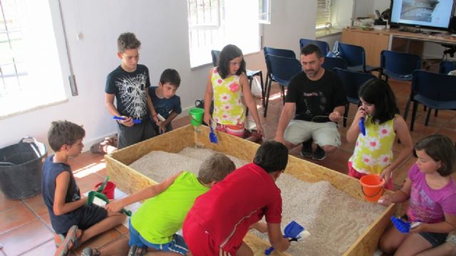 Numerosos niños aprenden la labor del arqueólogo en el taller infantil de arqueología dentro del programa Totana Verano´2014, Foto 7