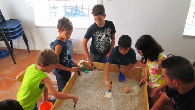 Numerosos niños aprenden la labor del arqueólogo en el taller infantil de arqueología dentro del programa Totana Verano´2014, Foto 8