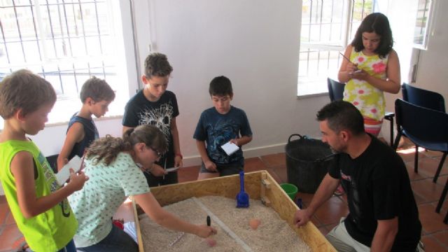 Numerosos niños aprenden la labor del arqueólogo en el taller infantil de arqueología dentro del programa Totana Verano´2014, Foto 9