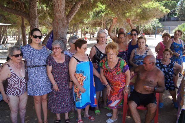 Autoridades municipales visitan a las personas mayores que participan en el programa municipal ¡Vente a la playa!, Foto 5