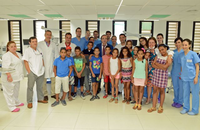 Profesores de la Universidad de Murcia revisan la salud bucodental de más de 150 niños saharauis - 1, Foto 1