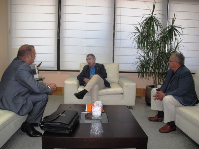 Reunión del consejero de Fomento con el presidente del Grupo logístico Fuentes - 1, Foto 1