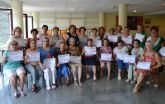 Las participantes del taller de manualidades para la Tercera Edad reciben sus diplomas