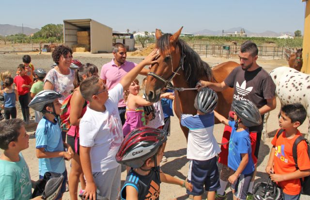 Más de 40 niños y niñas aprenden a cuidar y montar a caballo a través del I Campus de Actividades al Aire Libre que se celebra en Puerto Lumbreras - 2, Foto 2