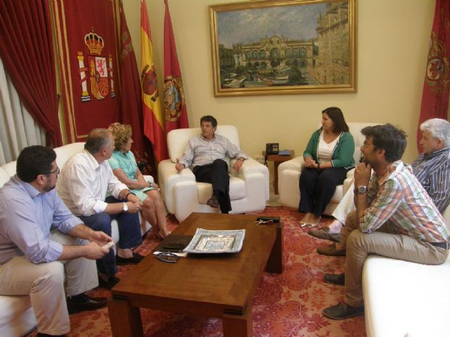 El Alcalde de Lorca recibe a los representantes de la nueva Junta Directiva del Paso Blanco - 1, Foto 1