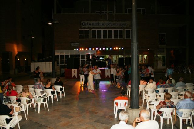 The performance of the musical group "Latinos Aires" It brings together many old people, Foto 1